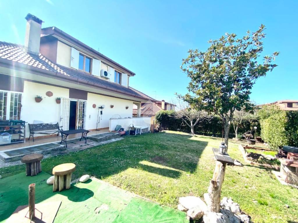 Villa Bifamiliare in vendita a Guidonia Montecelio via montebello, 46