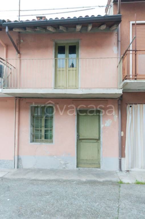 Casale in in vendita da privato a Pieve Porto Morone piazza San Vittore, 22
