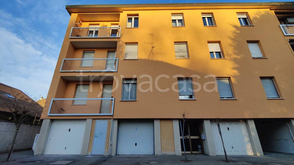 Appartamento in in vendita da privato a Binasco via Giacomo Leopardi, 16