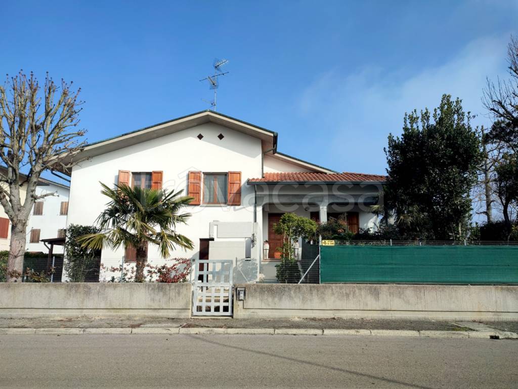 Villa in vendita a Bagnacavallo via II Giugno