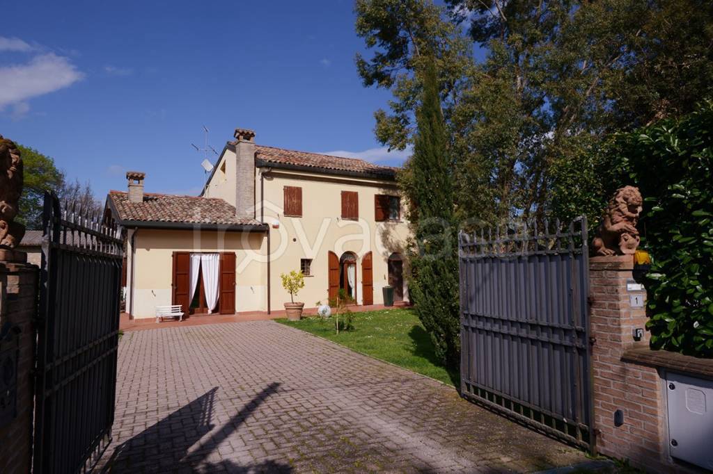 Villa in vendita a Ravenna via Airone