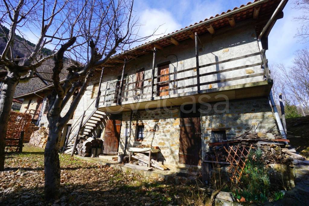 Casa Indipendente in vendita a Valdilana regione Prapiano