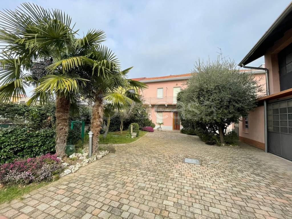 Villa in vendita a Magnago via Daniele Manin