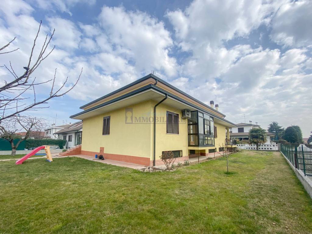 Villa in vendita a San Giuliano Milanese via Vittorio Veneto, 28