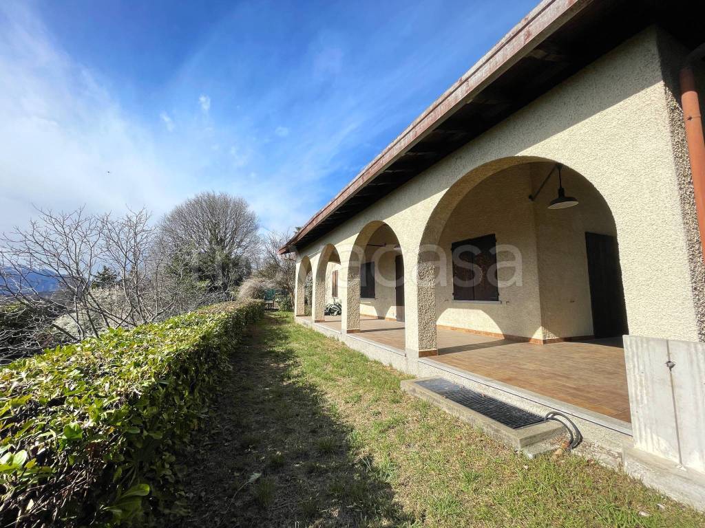 Villa in vendita a Besozzo via Monte Bianco, 7
