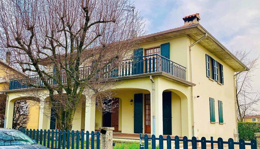 Villa in vendita a San Secondo Parmense viale Camillo Benso di Cavour