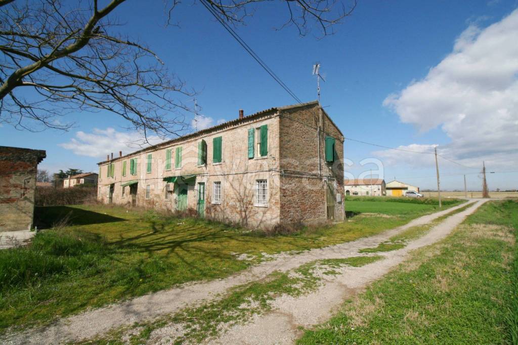 Colonica in vendita a Copparo via Argine Volano, 95