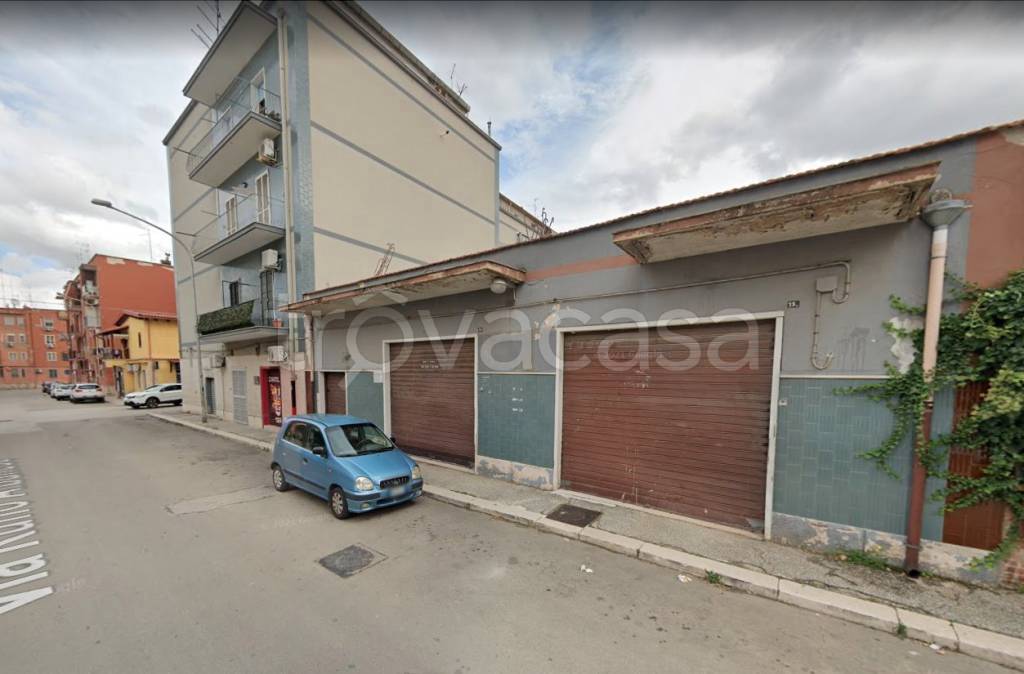 Negozio in vendita a Foggia via Albanese Ruffo
