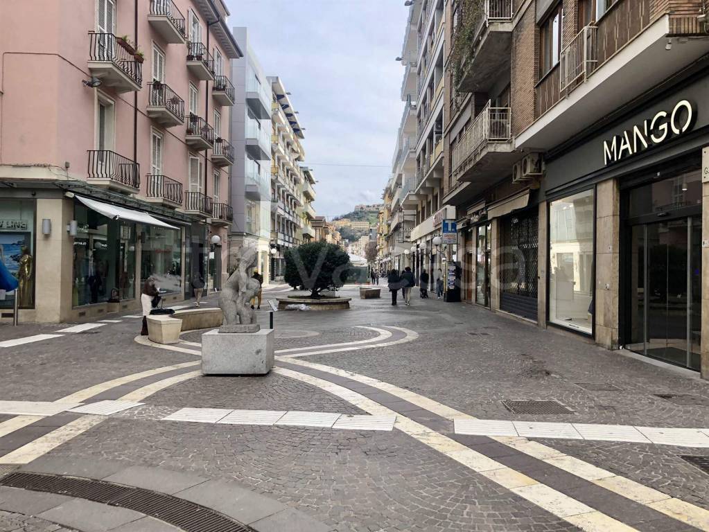 Negozio in affitto a Cosenza corso Giuseppe Mazzini