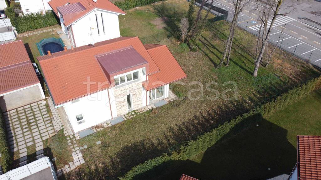 Villa in vendita a Tradate via Umberto Giordano