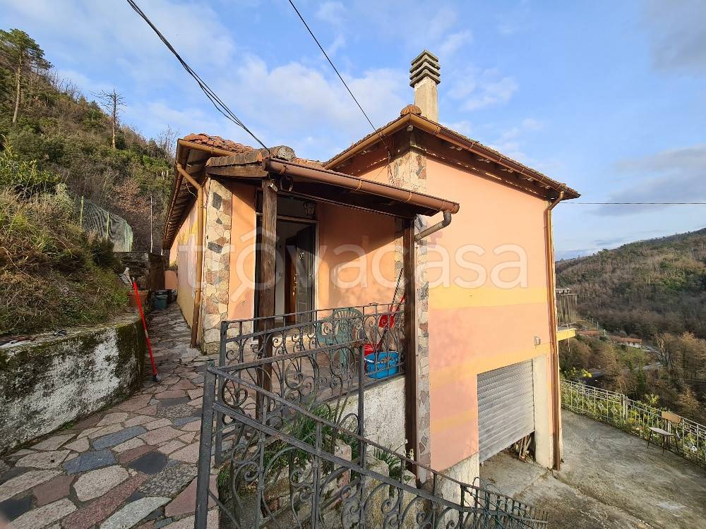 Villa in vendita a Follo via La Spezia