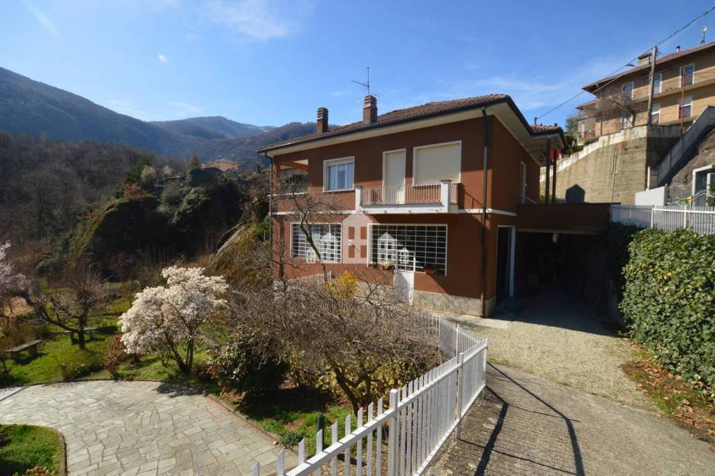 Casa Indipendente in vendita a Pont-Canavese via Montiglio, 36