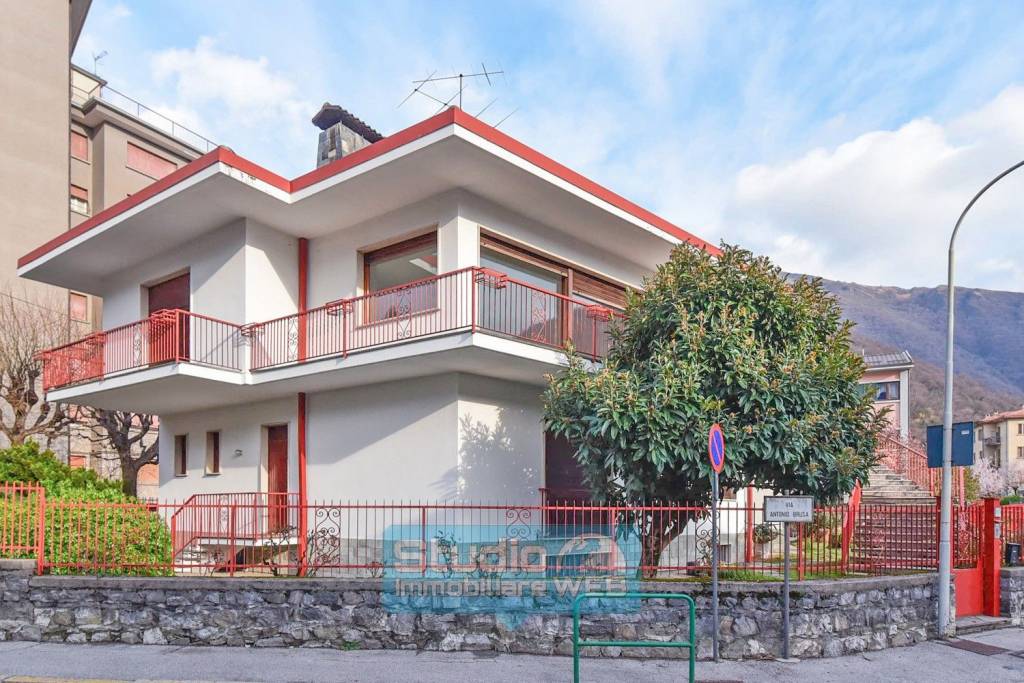 Villa Bifamiliare in vendita a Canzo via Antonio Brusa, 21