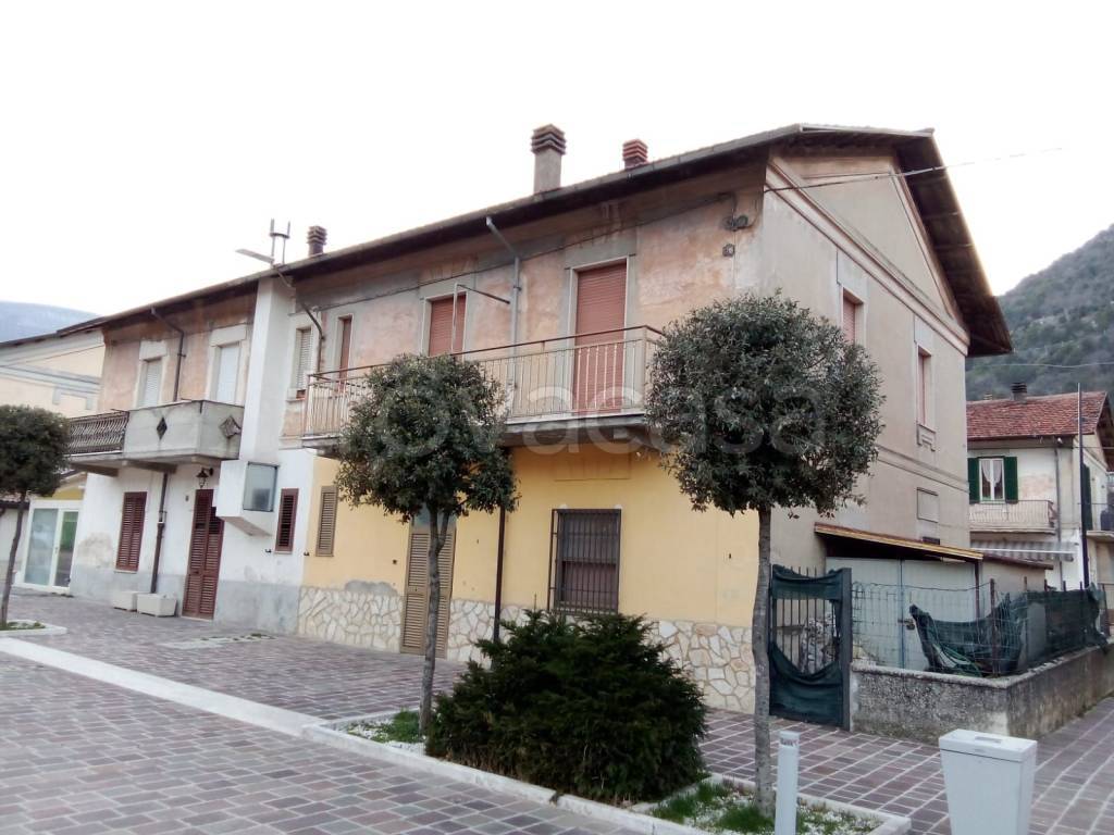 Appartamento in vendita a Capistrello via Roma, 137