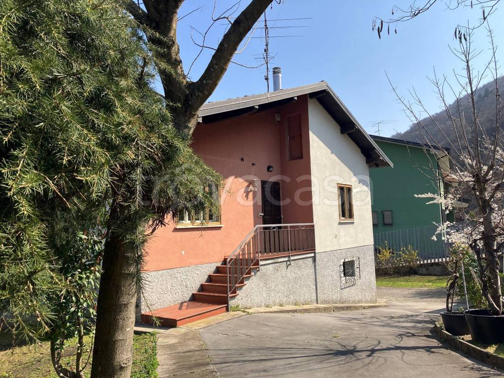 Villa in in vendita da privato a Lavena Ponte Tresa via Luino, 102