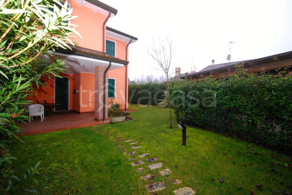 Villa Bifamiliare in vendita a Rosolina viale Traversa