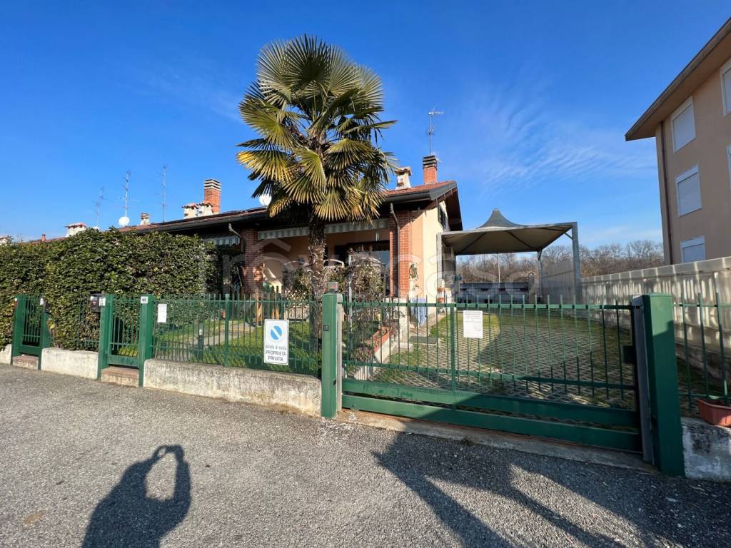 Villa a Schiera in vendita a Ferno via Giuseppe Garibaldi, 140