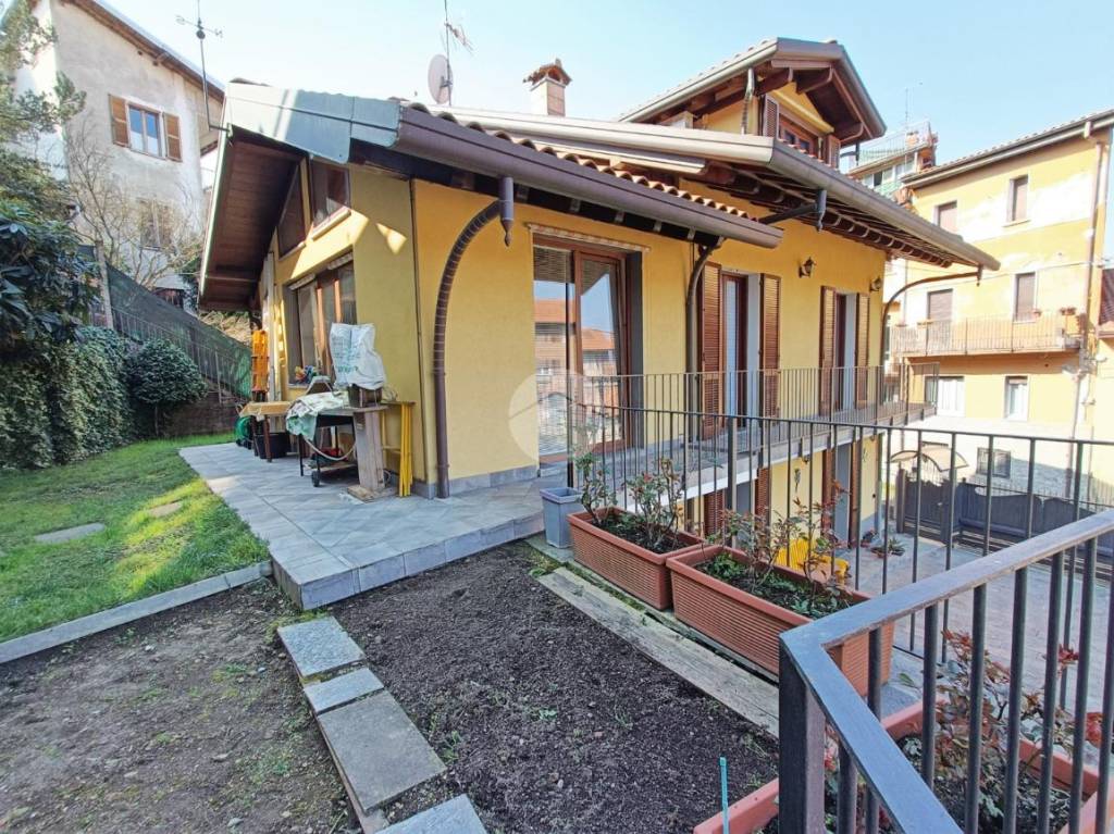 Villa in vendita a Carate Brianza via Pedone di Realdino, 6