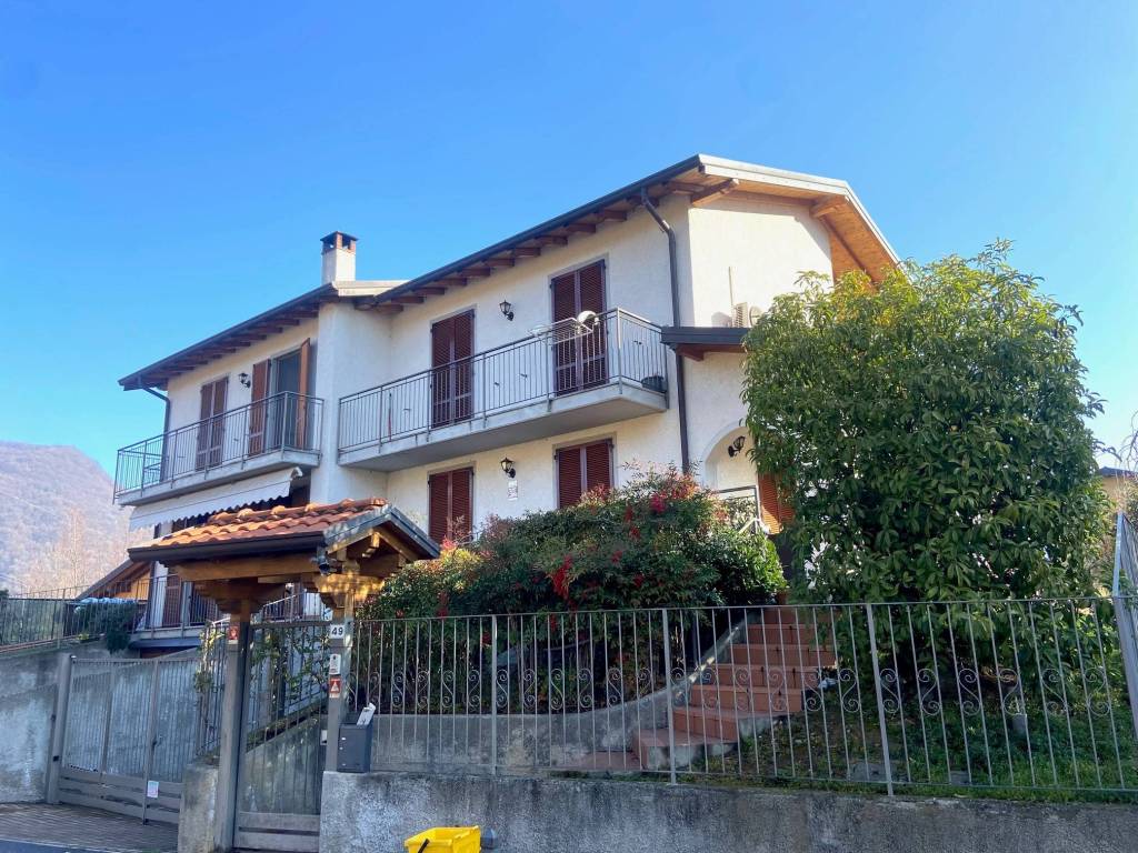 Villa Bifamiliare in vendita a Calco via Privata Saint Germain Laprade