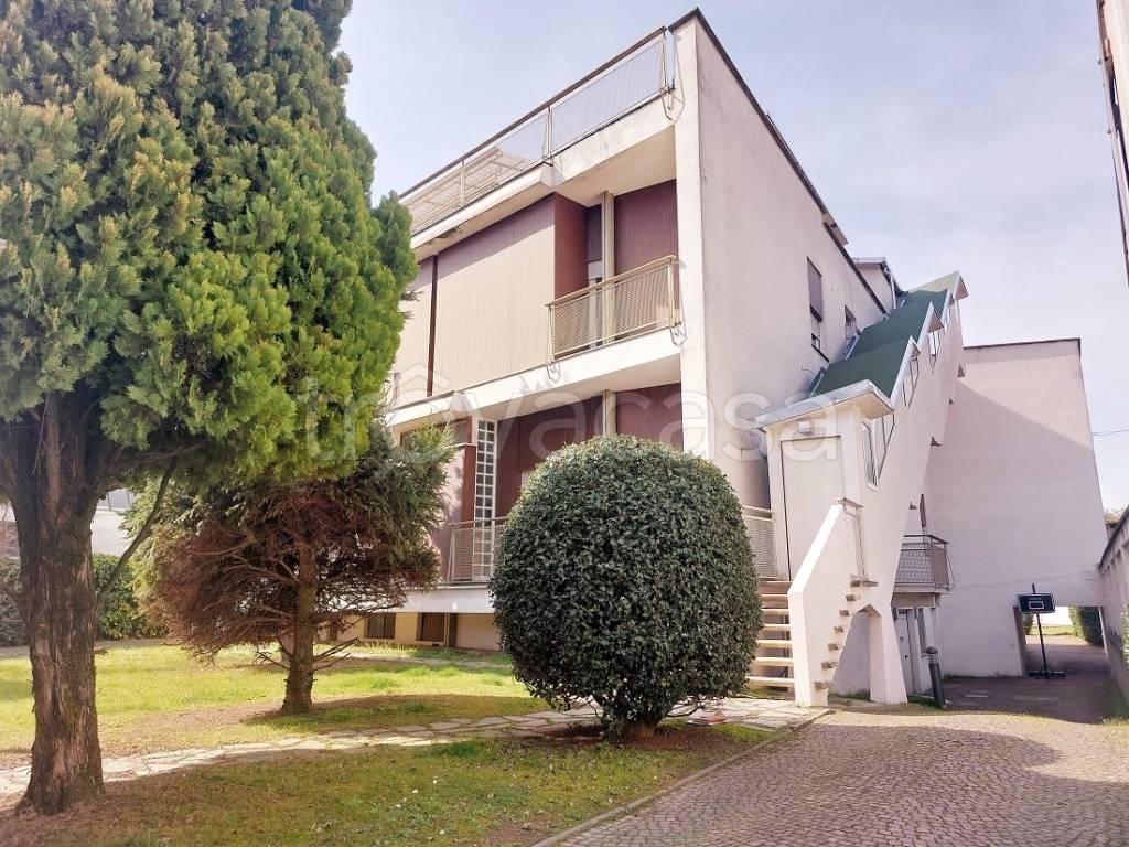 Villa Bifamiliare in vendita a Vigevano via Eleonora Duse, 16/a