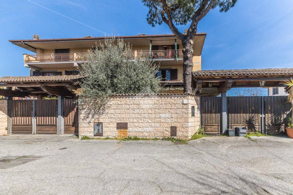 Villa Bifamiliare in vendita a Roma via eianina, 25