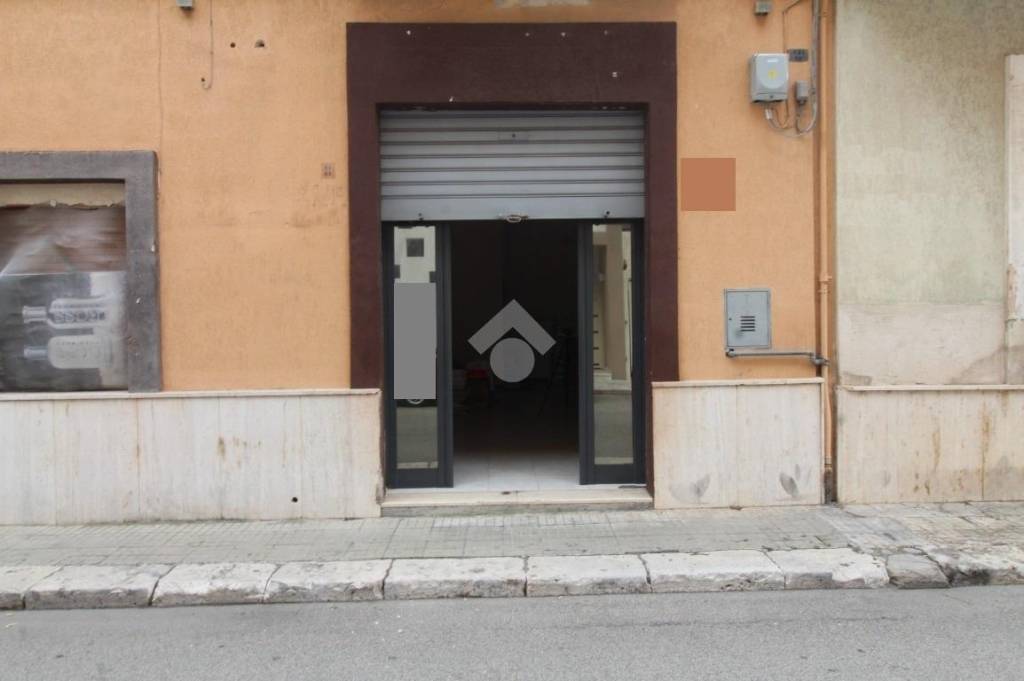 Negozio in vendita a Brindisi via Adamello, 8