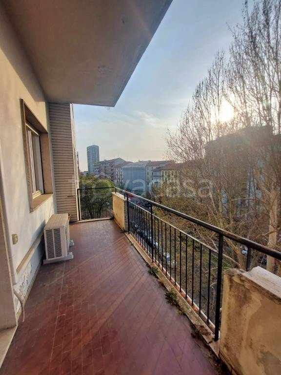 Appartamento in vendita a Milano viale Emilio Caldara