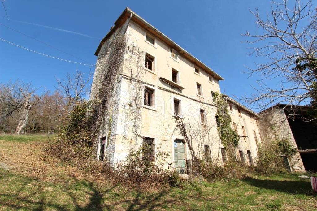 Casale in vendita a Roverè Veronese contrada Sella