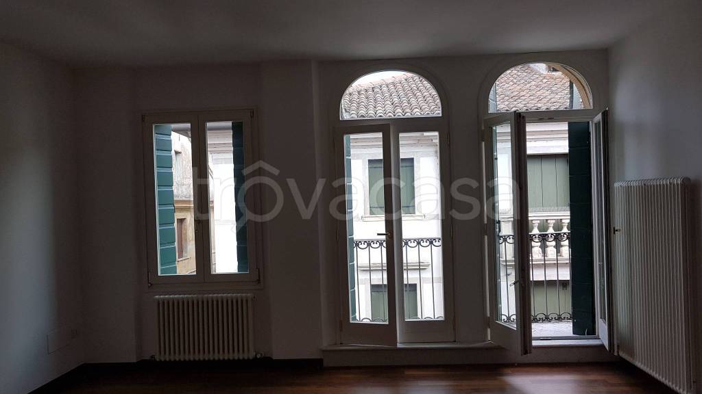 Appartamento in vendita a Treviso via Calmaggiore