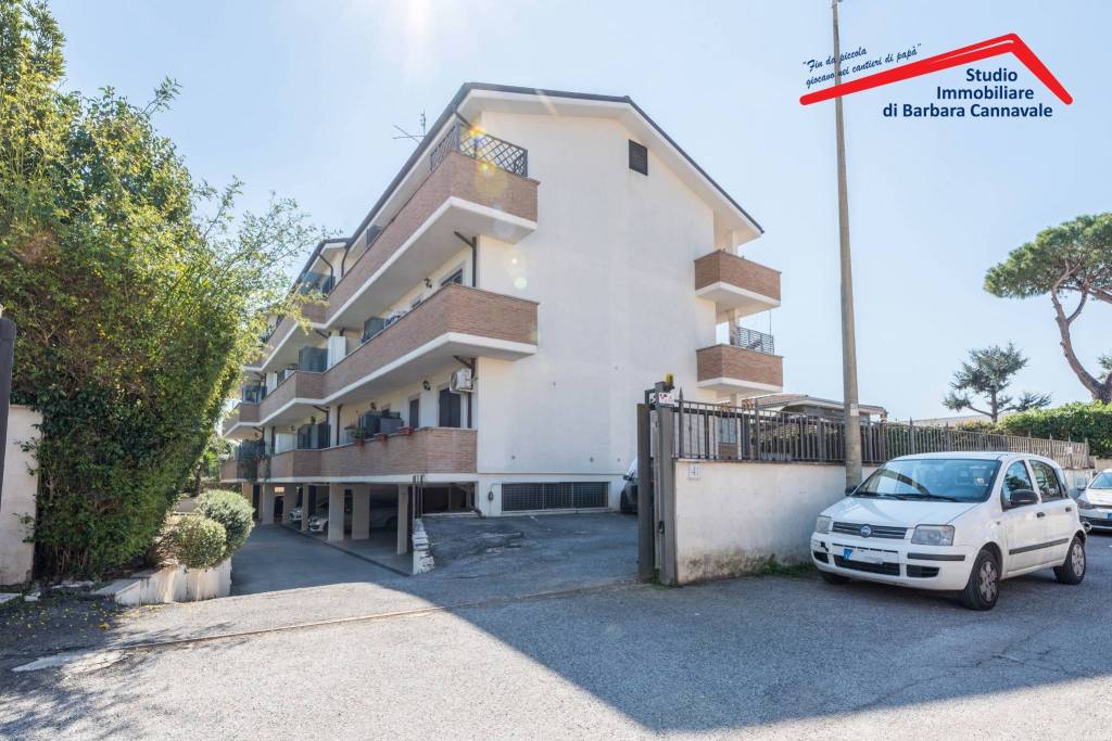 Appartamento in vendita a Roma via Caines
