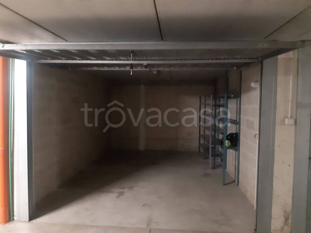 Garage in vendita a Bregnano via Giosuè Carducci, 8