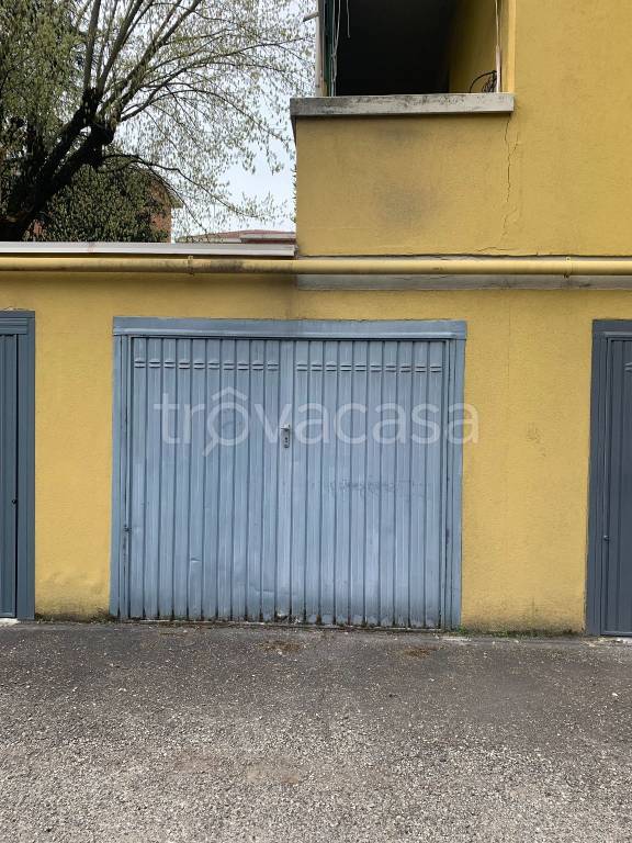 Garage in vendita a Parma via La Spezia, 85