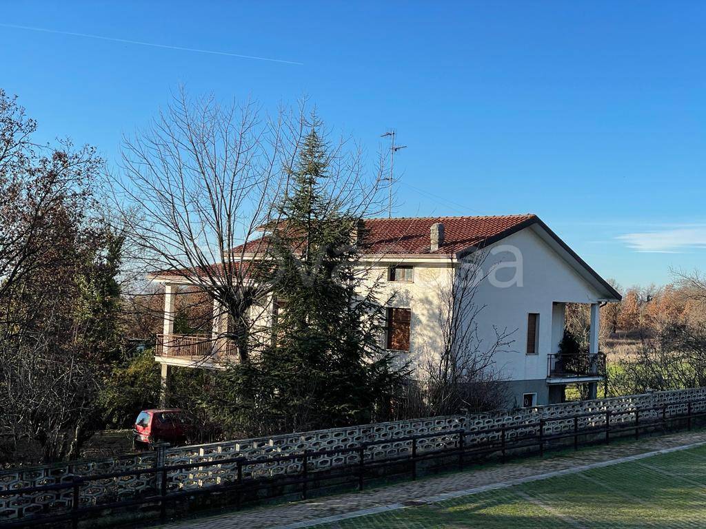 Villa in vendita a Carezzano