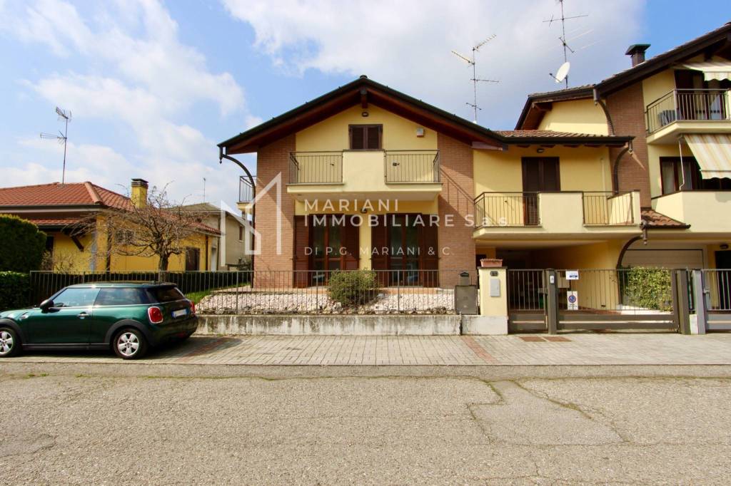 Villa a Schiera in vendita a Samarate via Umberto Giordano, 8d