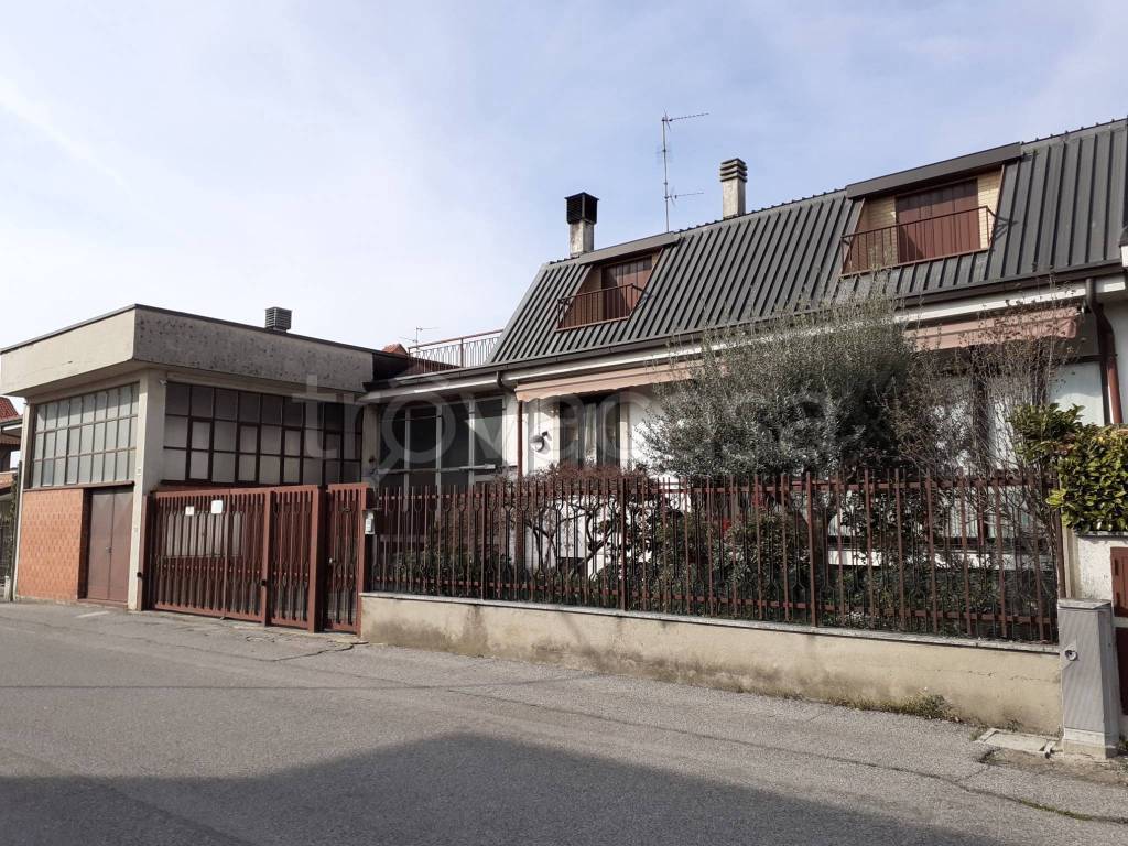 Villa in vendita a Seregno via Genova, 30
