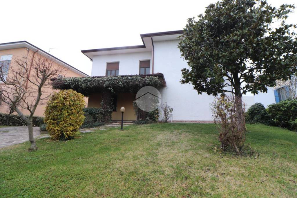 Villa Bifamiliare in vendita a Mantova via Albano Seguri