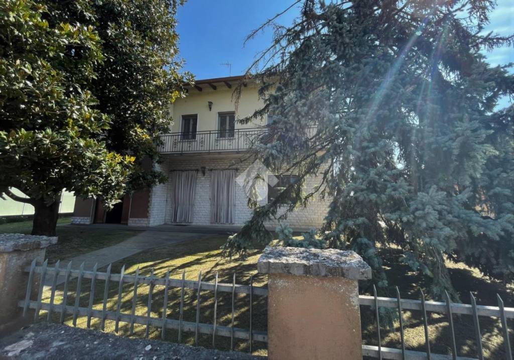 Villa in vendita a Roncoferraro via Roma