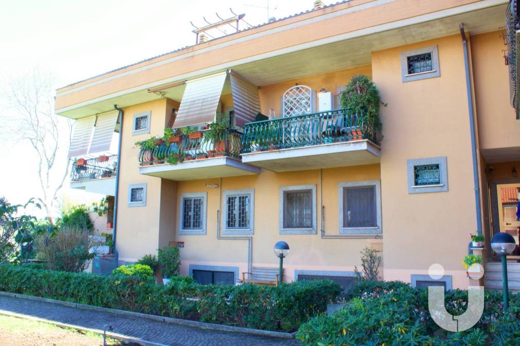 Villa a Schiera in vendita a Roma via Montefiore Conca