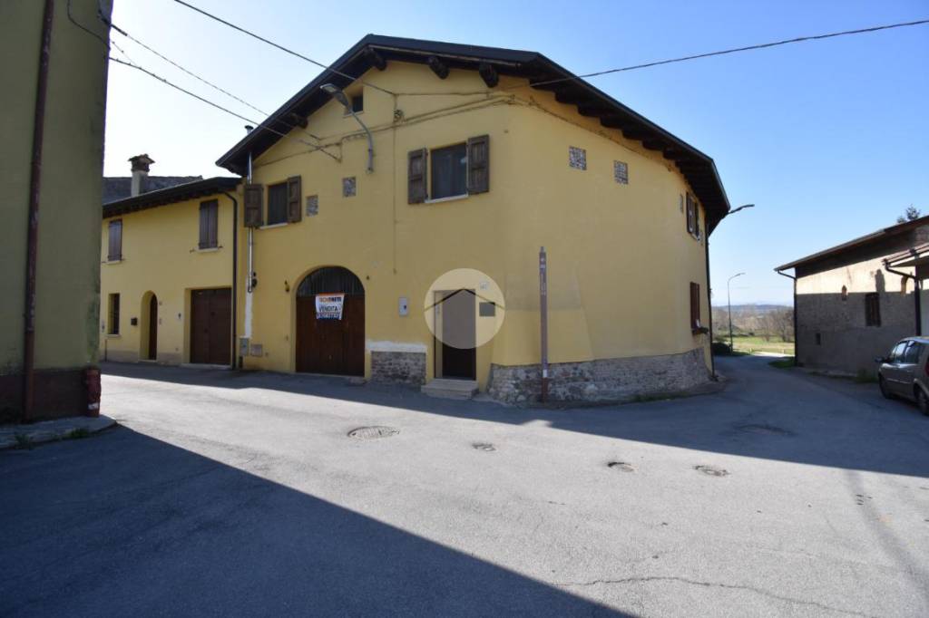 Casa Indipendente in vendita a Castiglione delle Stiviere via Morti Dell'Astore, 23
