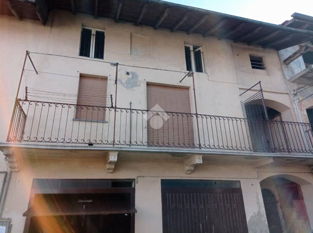 Casa Indipendente in vendita a Divignano via vittorio veneto, 13