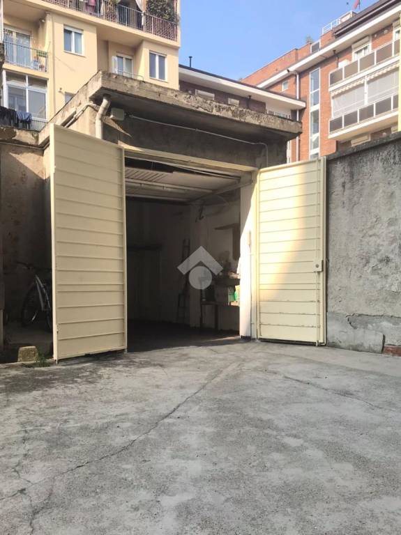 Garage in vendita a Torino via carru', 11