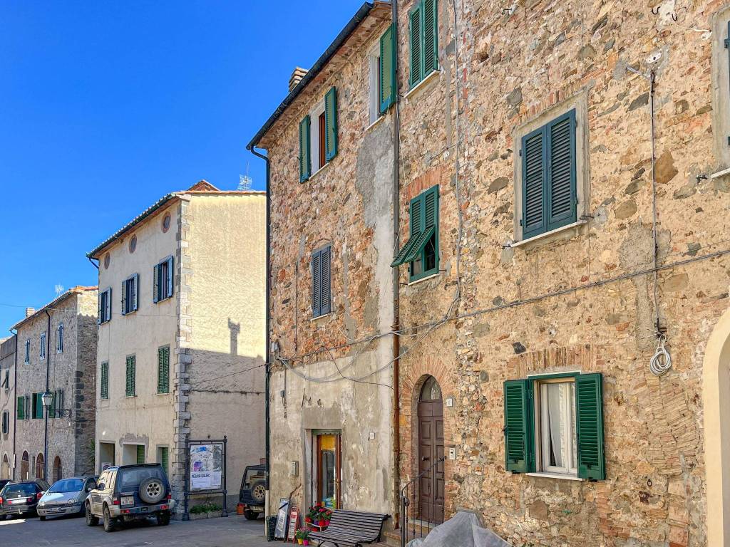 Appartamento in vendita a Castelnuovo di Val di Cecina via Camillo Benso di Cavour