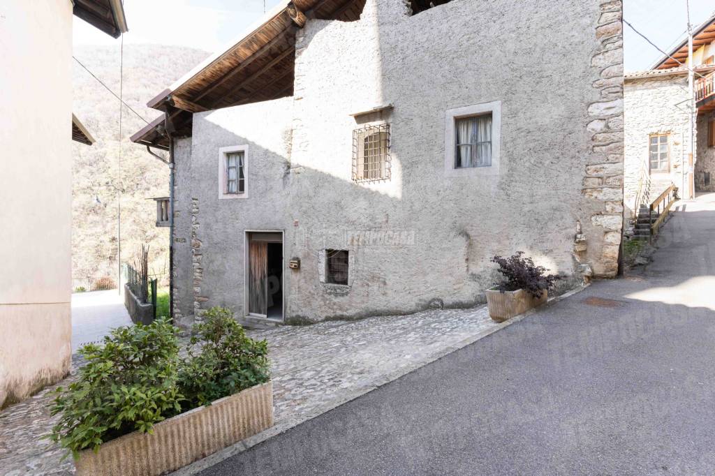 Casa Indipendente in vendita ad Alzano Lombardo via Lacca 90
