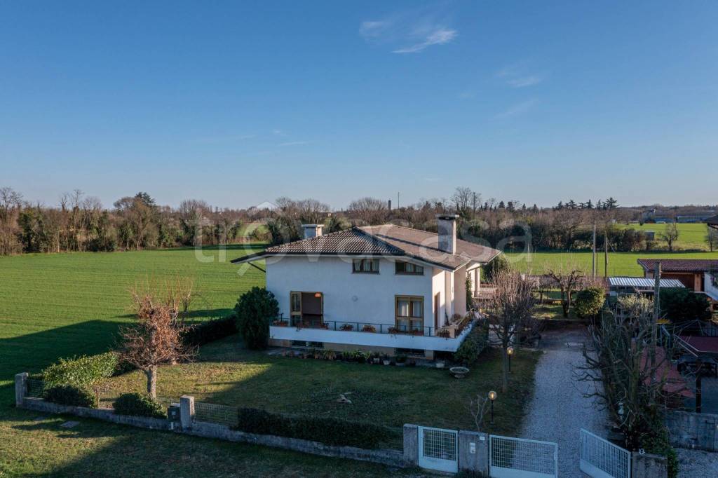 Villa in vendita a Pozzuolo del Friuli via Lignano, 47