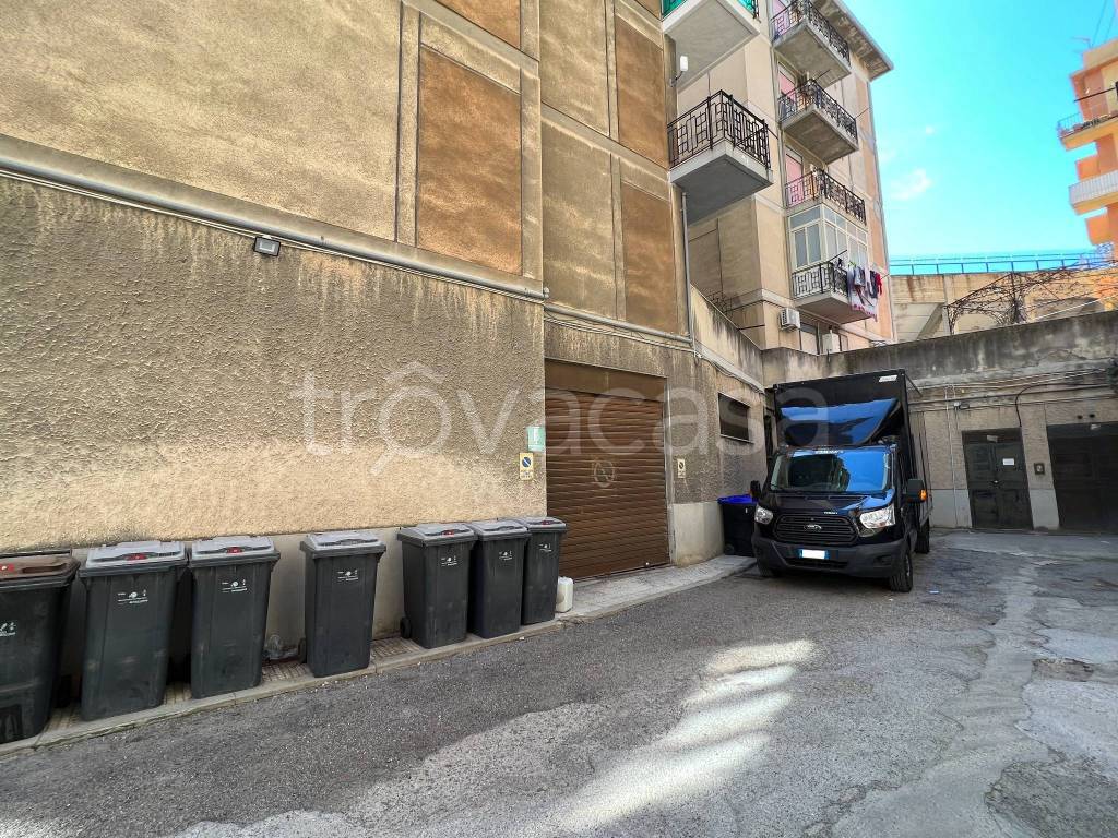 Negozio in vendita a Messina via Oreto, 3