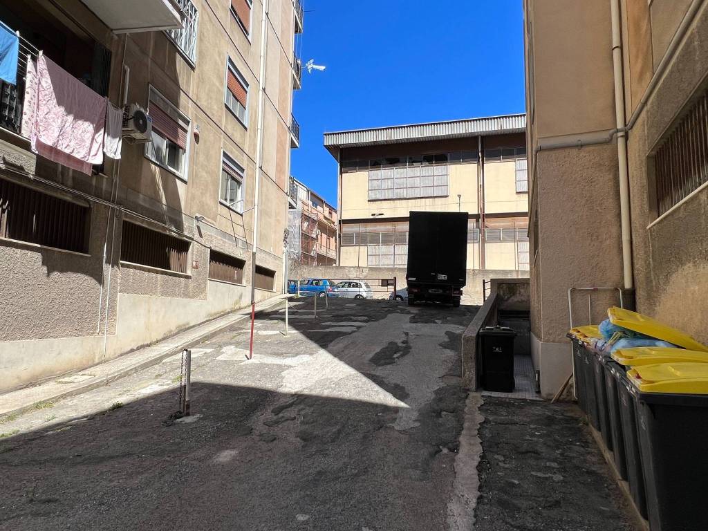 Negozio in affitto a Messina via Oreto, 3