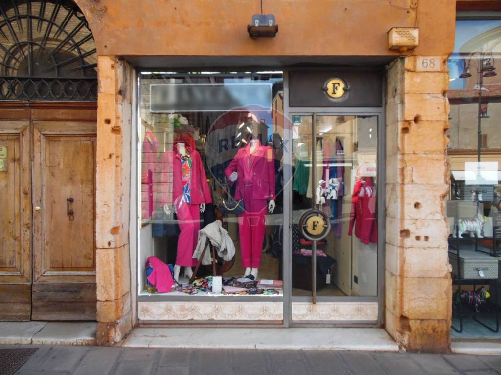 Negozio in vendita a Ferrara piazza Trento e Trieste, 68