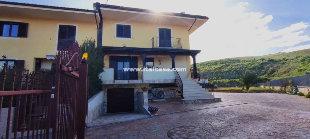 Villa a Schiera in vendita a Crotone via antonio de curtis