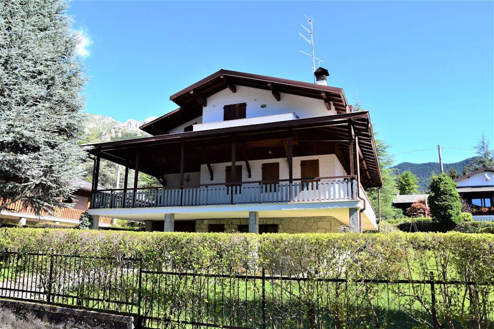 Villa Bifamiliare in vendita a Castione della Presolana via Giovanni Pascoli