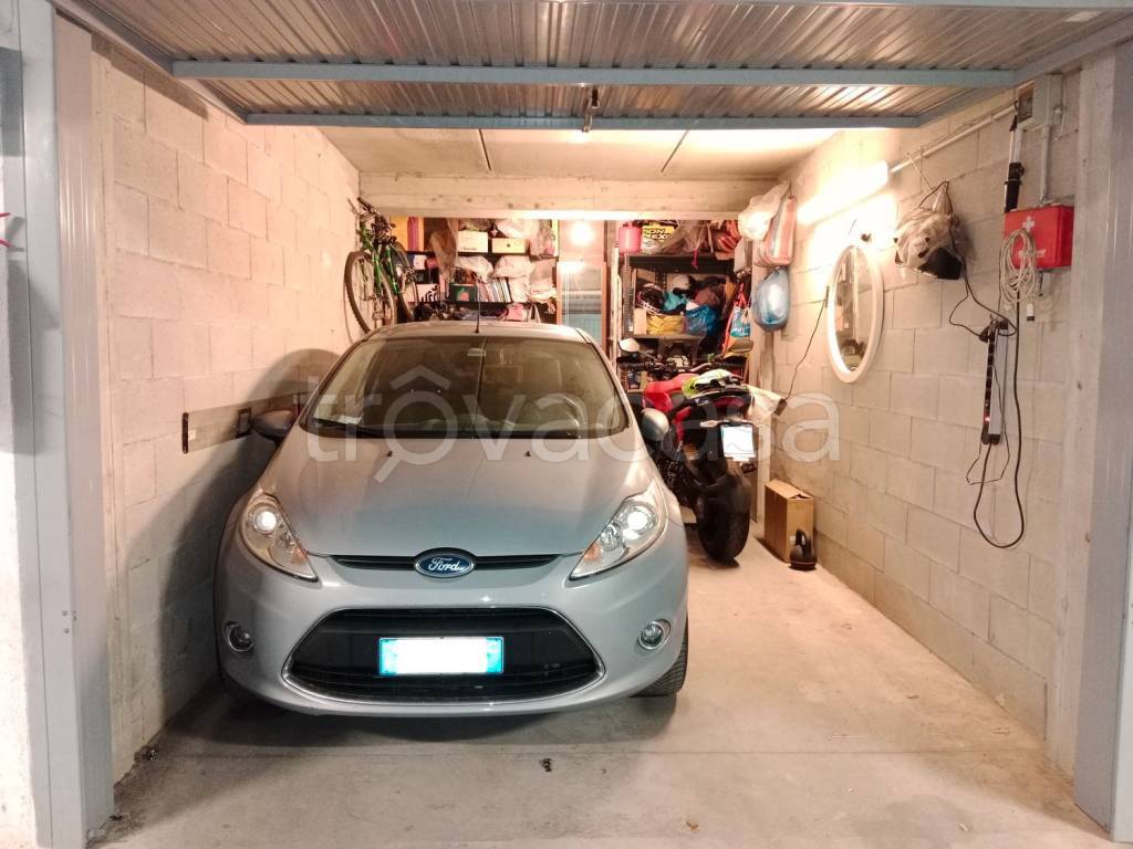 Garage in vendita a Genova via Giacomo Soliman